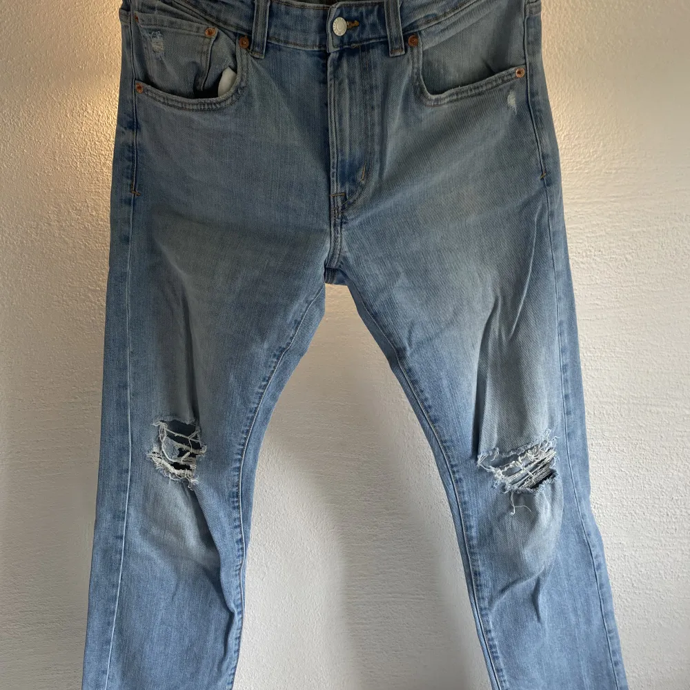 Ett par sparsamt använda jeans. Dom passar mig som har 33/32 i vanliga fall, de sitter rakt.. Jeans & Byxor.