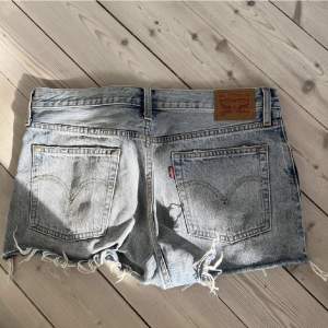 säljer dessa levis shorts som är köpta på plick, men dom passade ej. 