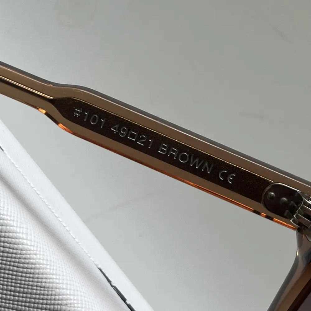 Säljer dessa Chimi solglasögon i modellen #101 brown. Nypris 1250 kr. Knappt använda. Frakt tillkommer.🥰. Accessoarer.