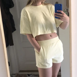 Ljusgult set från gina  - detta setet är perfekt för stranden eller liknande, jätteskönt frotté tyg. har knappt använt 