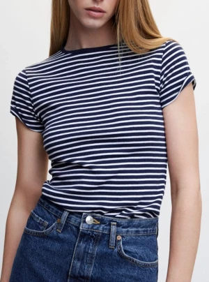 Randig t-shirt  - Säljer denna superfina randiga t-shirt från Mango då den är snäppet för liten på mig. Passar Xs-S. Passar så bra till lång vit kjol eller vara ett par casual jeans ☺️✨💅🏻