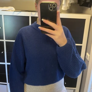 Blå stickad tröja från HM - Mörkblå stickad tröja från HM i bra kvalitet. Köparen står för frakten💗💗