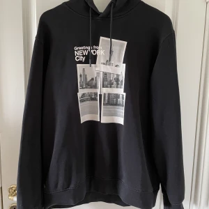 Hoodie - Snygg svart hoodie med tryck! Storlek M (herrstorlek). Frakt tillkommer 