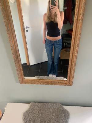 Säljer dessa jätte fina lågmidjade jeansen från levis. Jag köpte de av en annan tjej här på Plick men de är tyvärr lite för korta. Modellen heter 479 levis booty fulare fit.