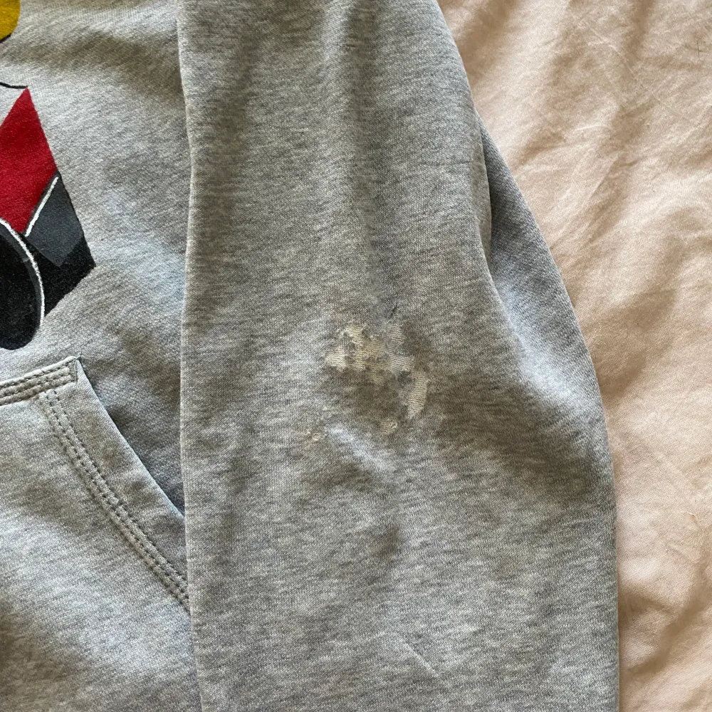Retro Nike hoodie storlek M. Någon form av bil grej/tryck❤️fläck på fickan och på arm se bild 2☺️ . Hoodies.