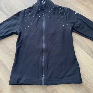 Konståkning tröja - En fliströja/jacka för konståkning ⛸️! Inte använd på länge då den är i bra skick, har ull i jackan som värmer och hål vid ärmarna för tummen. Har flera konståkningsprylar (byxor, kjol) upplagda på mitt konto! 