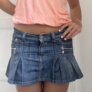 Kjol!  - Så snygg kjol som tyvärr är för kort för mig som är 172 skulle säga att den passar någon under 170! Midjemått:78 Längd:33cm❤️