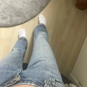 Blå lågmidjade jeans från lee  - Ett par jeansblå jeans från lee. Lågmidjade och flare. Sitter bra på mig som oftast har xs/s eller 32/34 och är 163 cm. Ärvda och anvpnda men fortfarande fina. Har ett hål på vänster knä men det ser ut som att det ska vara där.