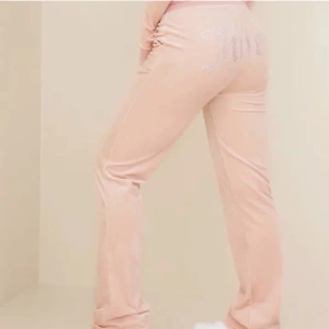 JUICY COUTURE - Ljusrosa juicy med text Nypris: 1100 bra skick. Xs