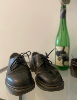 DrMartins -  DrMartins, damskor, låga.  Rätt slitna men fungerar perfekt! Krävs lite putsning, kanske nya snören och så ser de mycket fina ut igen.  St 38  Extra sula för mer komfort. Haft de som jobbskor men precis bytt jobb och behöver uppdatera.   Frakt ingår ej