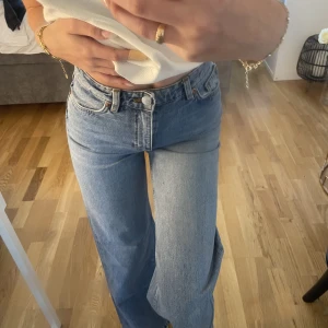 Ljusblå Jeans - Ett par ljusa jeans från monki, med raka ben och medel hög midja😇💕
