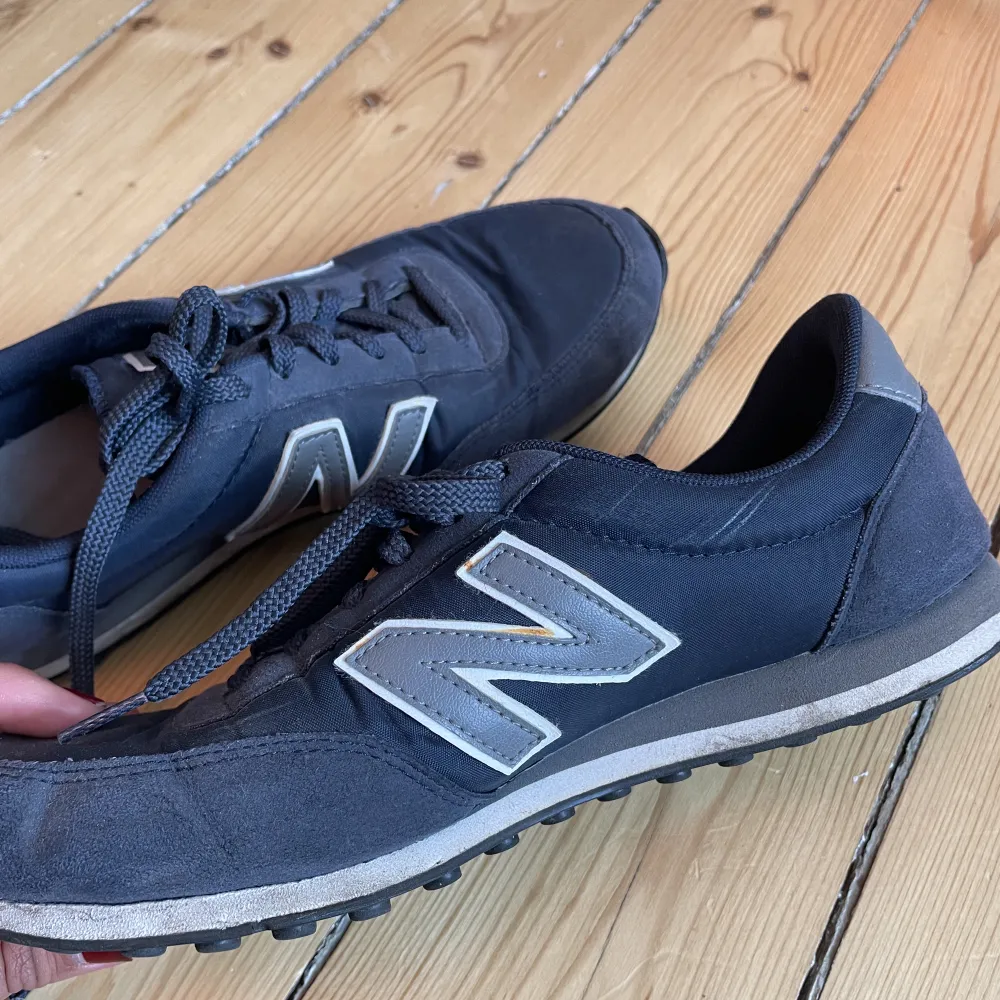 New balance skor storlek 40.5 men upplever dom något mindre. Passar mig som har storlek 40. Använda och har en fläck på insidan men i övrigt fina. . Skor.