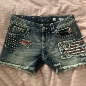 Miss Me Shorts - Skit coola Miss Me shorts med nitdetaljer. Nya med tags🎀  Mått -  Midja - 84cm  Innerben - 9cm (mätt från shortsens innekant)
