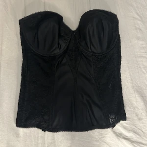 Korsett - Superfin korsett som tyvärr inte passar mig! Rensar min garderob och hittade denna superfina korsett som jag tyvärr aldrig orkade skicka tillbaka! Den är för stor för mig då det är en 95B. Hoppas någon annan kan få användning av den <3  kan diskutera pris