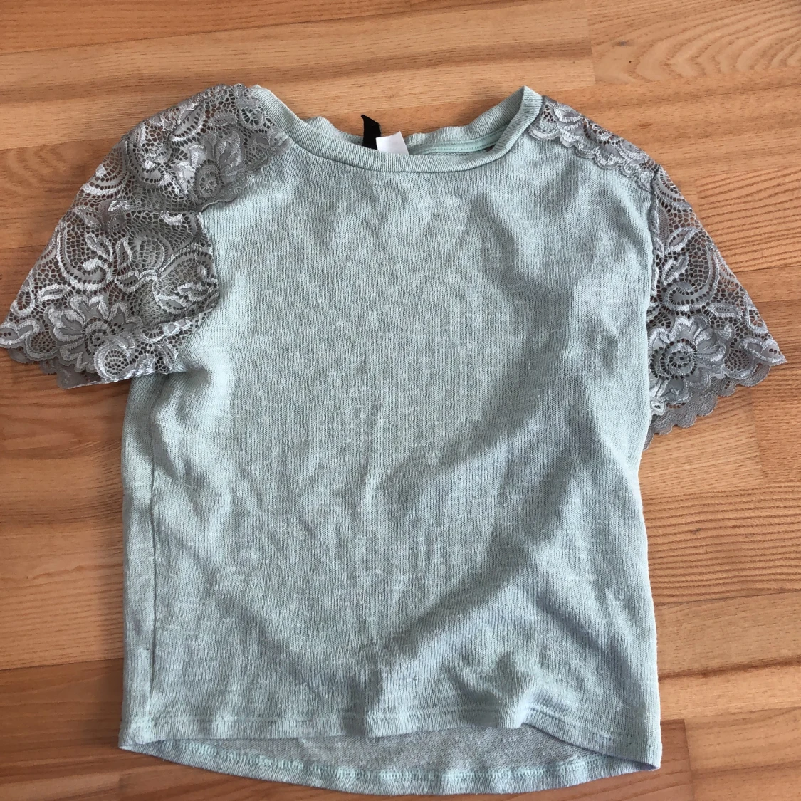 En turkos tröja i storlek xs. använd typ 1-2 gånger