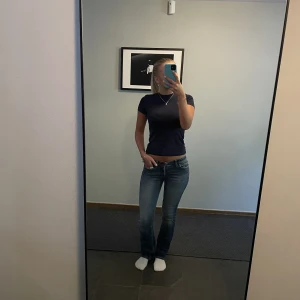 Flared vintage jeans - Säljer världens skönaste jeans som sitter sjukt snyggt på. De är i storlek 25/32 alltså xs men är väldigt stretchiga. 