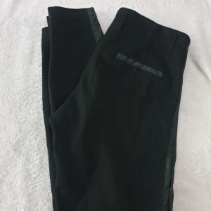 Chinos med fejkskinn på sidorna - Oanvända! Från gina, storlek 34 Skitsnygga nu till sommaren😍