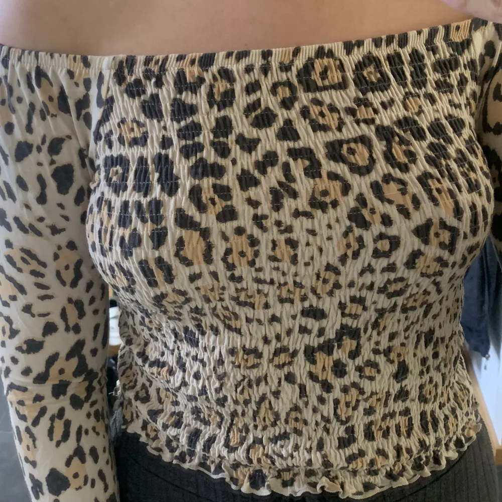 Leopardmönstrad offahoulder topp från Gina tricot. Se bild för material. . Toppar.