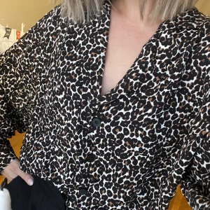 Skjorta/Blus - Skjorta/blus i väldigt bra skick. Tunnt material.