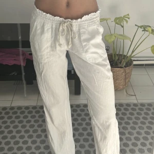 Roxy linnebyxor  - Säljer mina as snygga linnebyxor då dom är npgot stora på mig. Använda några gånger men i fint skick. Sprättade längst ner för att få dom längre har därav en liten smutsig rand precis längst ner inget man tänker på alls och går säkert att tvätta bort. Lånad bild 