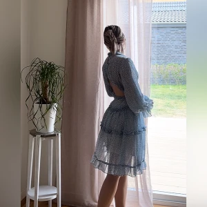 Sommar klänning  - Perfekt midsommarklänning 💐jag är 158cm och tycker personligen att den är lite lång på mig tyvärr. Storleken är en S-M 🤍Skriv gärna till mig om du undrar något 🥰 