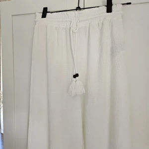 Vita tunna byxor  - Använda 1 gång, ingenting att anmärka på. Storlek xs men de är stora i storken så skulle uppskatta de som s/m.  150 kronor 