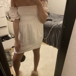 Klänning  - Fin offshoulder klänning i ljus Biege 