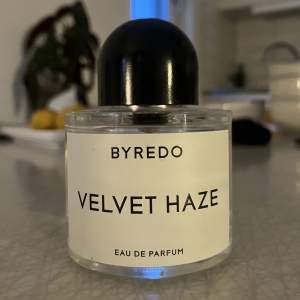 50ml Velvet haze nästan full. Räcker superlänge och är världens godaste doft, tyvärr har jag blivigt parfymkänslig senaste året så nu säljs den. Nypris 1600:-