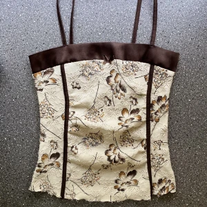 Vintage topp🤎 - (Lägger ut igen pga oseriös köpare). Vintage topp!🤎 Storlek m på taggen men passar en xs/liten s. För referens så är den 66 cm i omkrets under armhålorna. Sista bilden visar en söm som gått upp lite, lätt att laga🙏🏻 Annars jättefint skick!