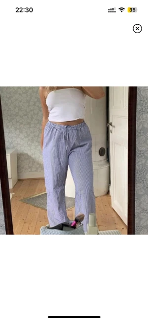 Randiga byxor - Superfina blå/vit randiga byxor, perfekta till sommaren😍 Säljer då dom är lite korta på mig (173) Bilderna är lånade:)