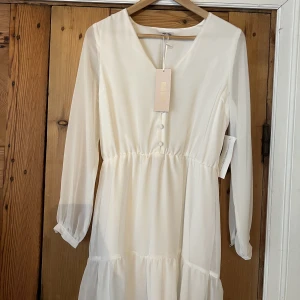 Studentklänning  - Säljer denna oanvända studentklänning från Bubbleroom då den aldrig kom till användning förrförra året. Midjebandet saknas.  Storlek 38 Nypris 699 Säljer för 250 +frakt