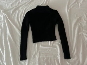 Svart stickad tröja - En super varm och mjuk svart tröja. Använts några gånger. Inga defekter. Skriv om ni har frågor🖤 priset kan diskuteras