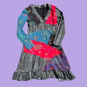 Desigual Klänning - Jättefin gammal desigual-klänning. Jag har ärvt den så det finns ingen lapp kvar men skulle tro att den är storlek S. Skriv till mig om ni vill ha mått! 