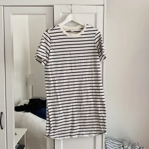 Randig T-shirtklänning - H&M - Randig, kortare t-shirtklänning från H&M. Liten missfärgning vid halsen (se bild 2) som säkert går att tvätta bort, därav billigt pris💕✨