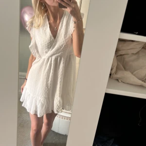 Vit klänning från hm  - Vit klänning med lite mönster och öppen rygg passar XS/S 