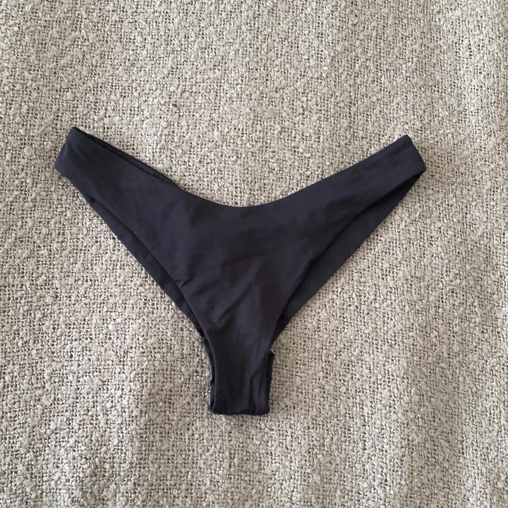 Lågmidjad, svart bikinitrosa från OYSHO. Skulle säga att den passar någon som brukar ha en storlek mindre. Säljer då den tyvärr inte kommer till användning. Tvättar såklart innan jag postar💕✨. Övrigt.