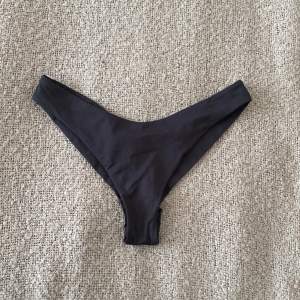 Lågmidjad, svart bikinitrosa från OYSHO. Skulle säga att den passar någon som brukar ha en storlek mindre. Säljer då den tyvärr inte kommer till användning. Tvättar såklart innan jag postar💕✨