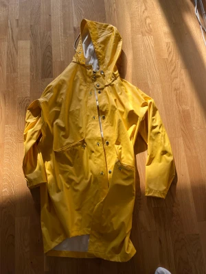 Regnjacka - Gul regnjacka