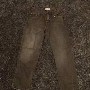 Svarta Bershka Jeans med grå fade Ganska använda men fräscha Nypris 350
