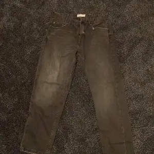 Svarta Bershka Jeans med grå fade Ganska använda men fräscha Nypris 350