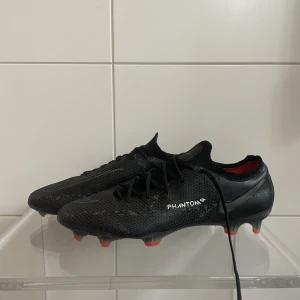 Fotbollsskor  - Nike phantom gt elite skor använda ett fåtalgånger men fortfarande i jättefint skick! 8.5/10 skick Nypris 2799kr. Pris kan diskuteras vid snabb affär 