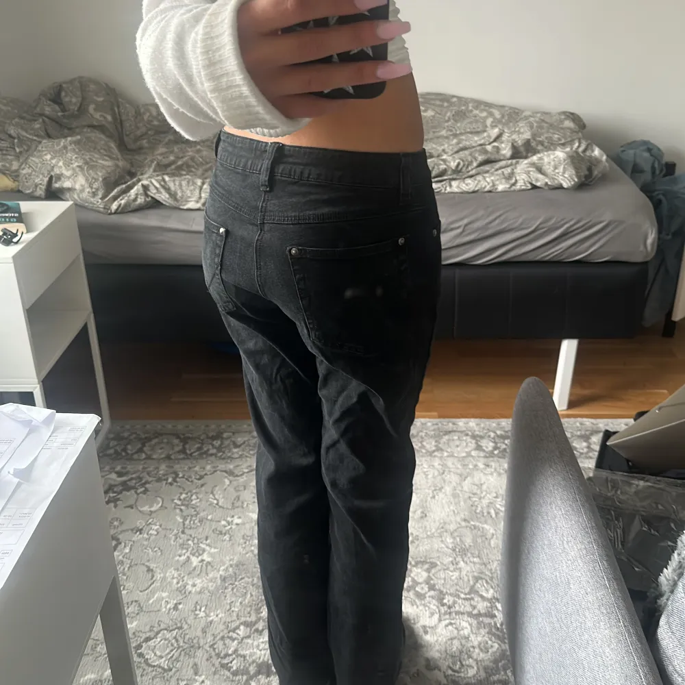 Svarta lågmidjade jeans som sitter bra på mig med storlek 36/38 s och jag är 167 lång🩷 Inga defekter och i bra skick!!. Jeans & Byxor.