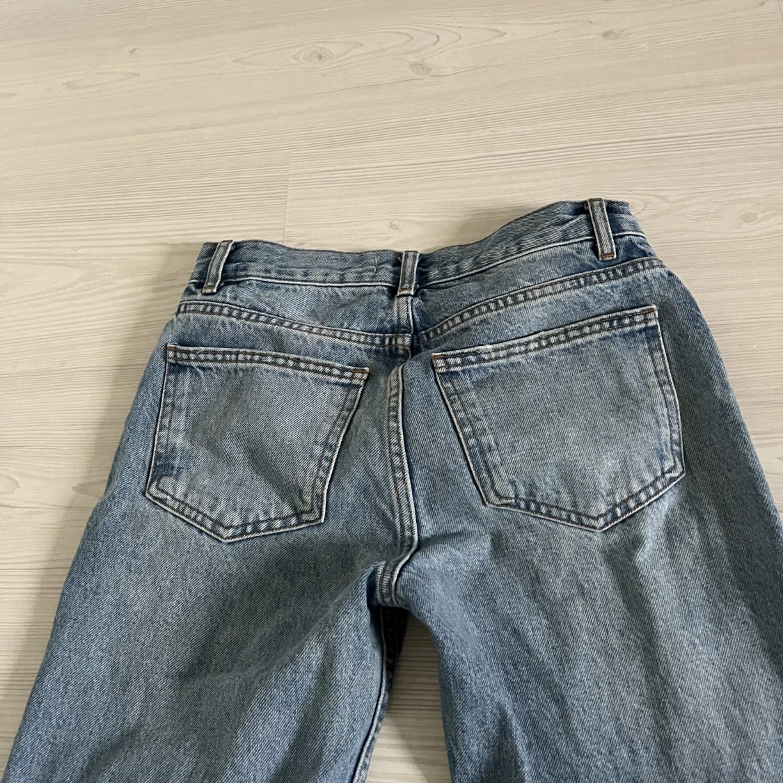 Low straight jeans från Gina  - 90