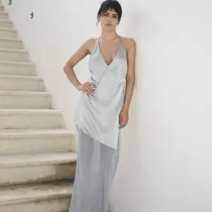Såå fin slutsåld balklänning från Zara med öppen rygg 💕 Skimrande siden upptill och mesh nertill! Endast använd en gång 💕