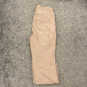 Linnebyxor - Jag säljer dessa bruna linnebyxor eftersom ja knappt använder som längre. Skicket är väldigt bra skulle ja säga. Orginalpriset på byxorna var 300 kr men jag säljer dom för endast 100kr