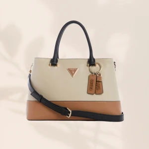 Helt ny väska från guess - Helt ny väska från Guess med lappar kvar. Ingår dustbag. 