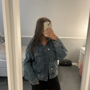 Jeansjacka - Skitsnygg jeansjacka❤️❤️