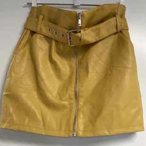 PU-kjol glamorous - Minikjol i PU, köptes för några år sedan från Nelly men är helt oanvänd! 💛