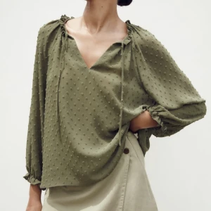 Grön blus - Säljer denna helt nya halvgenomskinlig gröna blusen från zara, prislappen är på 💕