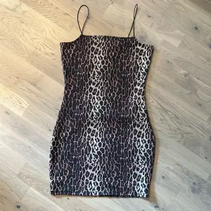 Leopardmönstrad mini klänning men spagetti band. Använd 1 eller två ggr Max, så inga tecken på användning. 